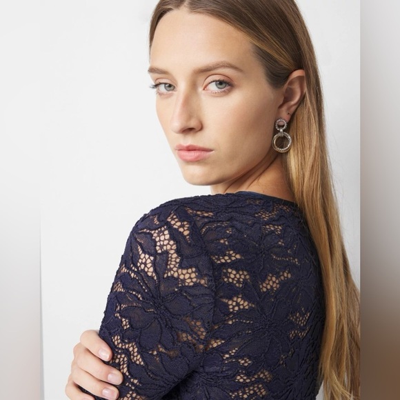 NWT White House Black Market Navy Lace Crew Nexk Top Size Medium - Picture 10 of 15